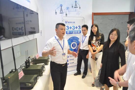國家工信部無線電管理局、福建省工信廳等領(lǐng)導(dǎo)一行蒞臨北峰通信參觀指導(dǎo)